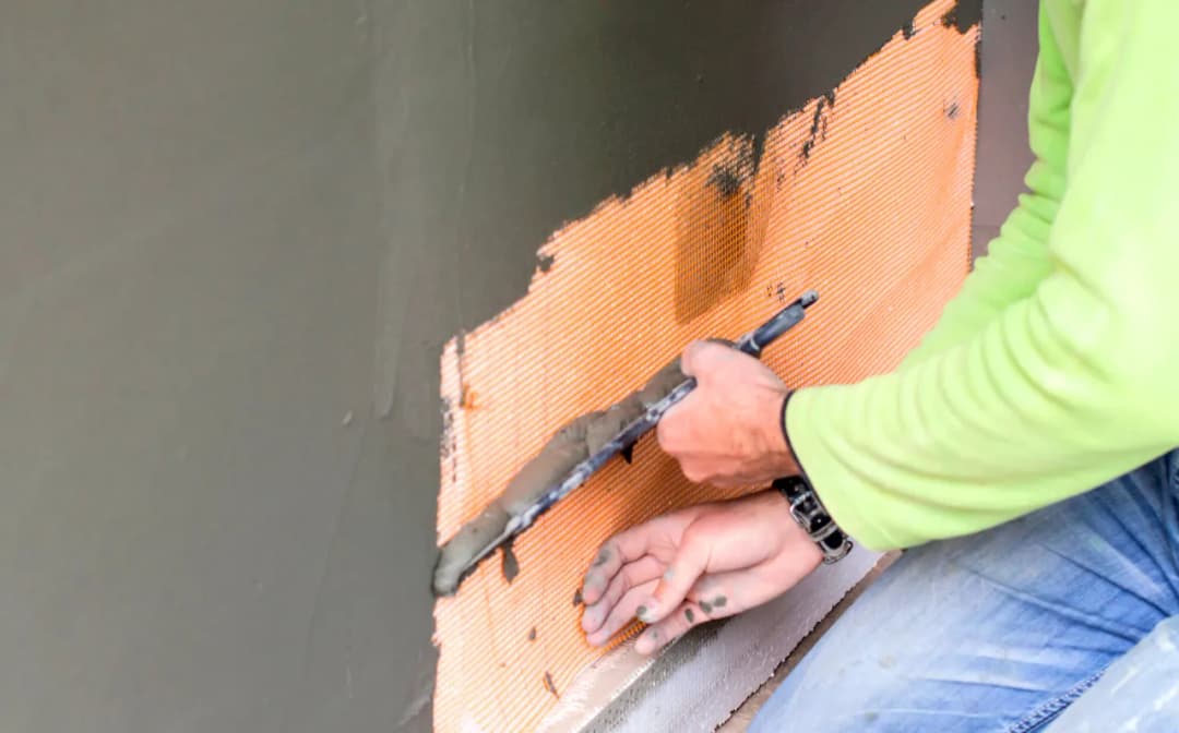 Ile tynku strukturalnego na metr? Sprawdź, co wpływa na cenę