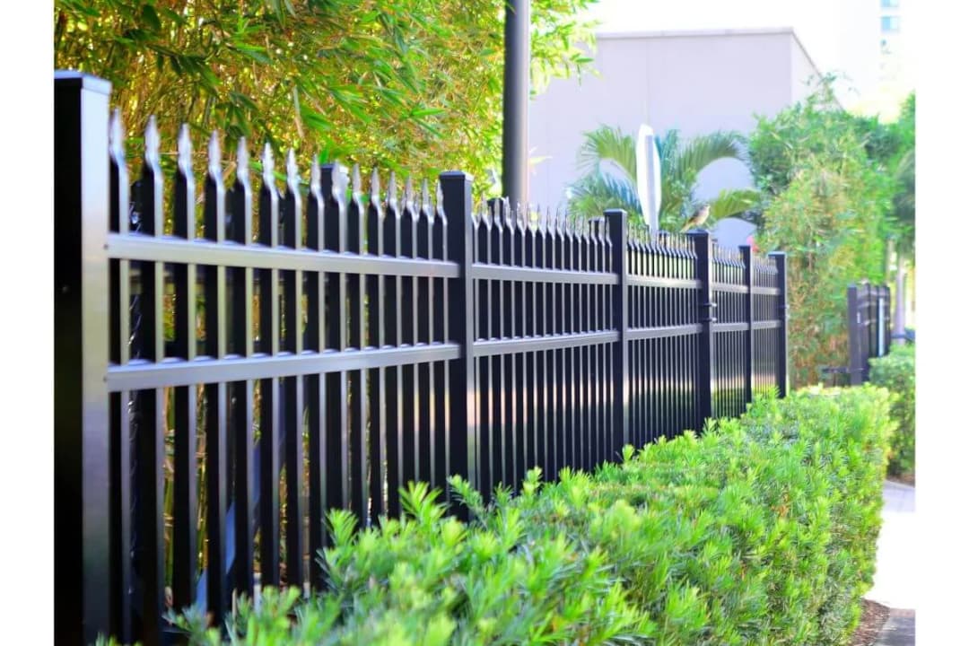 Czym ogrodzić ogród, aby zapewnić estetykę i prywatność przestrzeni?