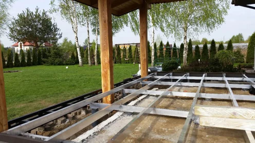 Najtańsze materiały na taras – oszczędzaj na budowie swojego tarasu