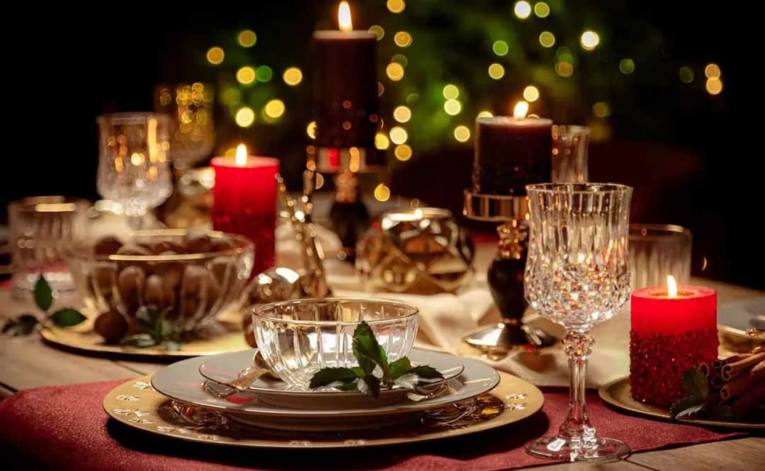 Jak udekorować stół na święta - 10 pomysłów, które zachwycą gości Jak udekorować stół na święta - 10 pomysłów, które zachwycą gości