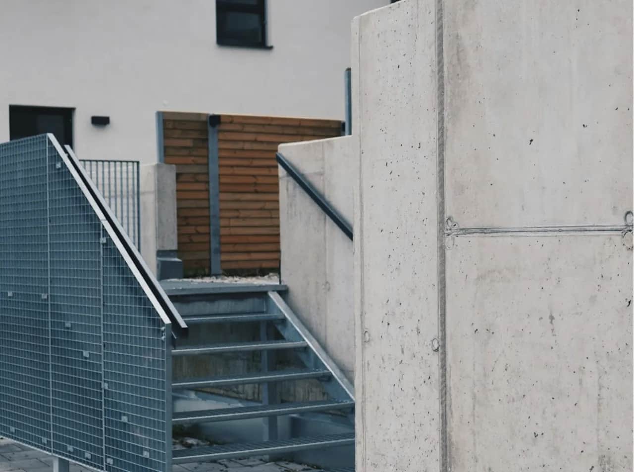 Ogrodzenia betonowe kontra metalowe – które rozwiązanie sprawdzi się lepiej w polskich warunkach?