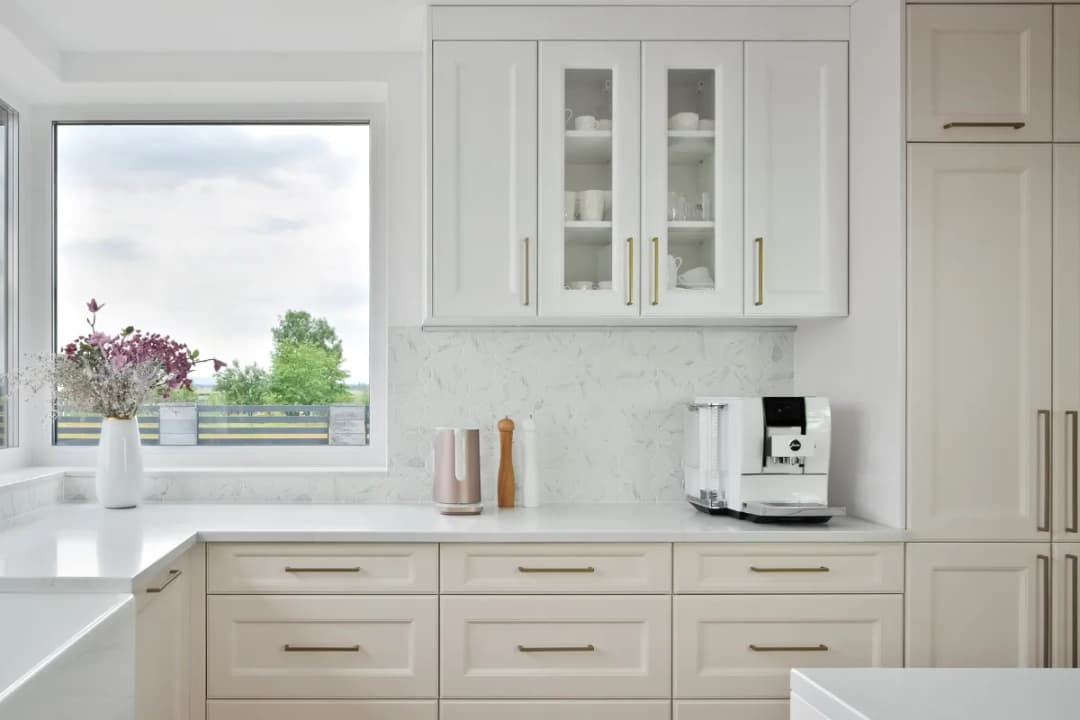 Co między szafkami w kuchni? Odkryj najlepsze materiały i pomysły