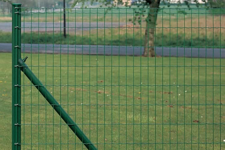 Jak prawidłowo ustawić słupki w ogrodzeniu z siatki, aby uniknąć problemów