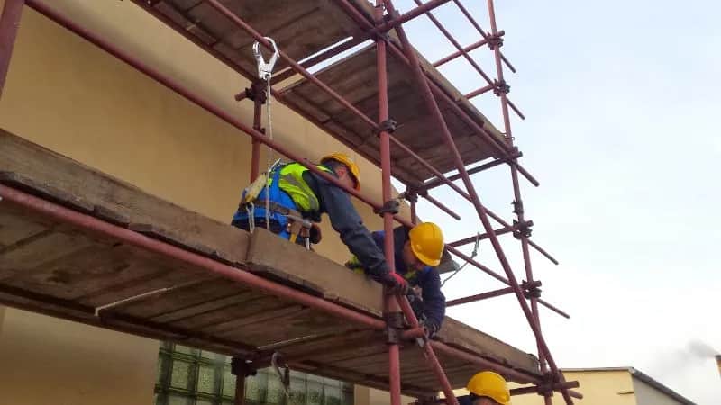 Monter rusztowań czy warto? Zarobki i perspektywy kariery w branży