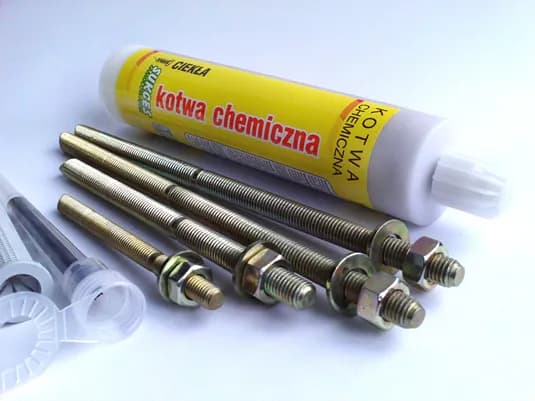 Kotwa z gwintem zewnętrznym – jak uniknąć błędów w mocowaniach chemicznych