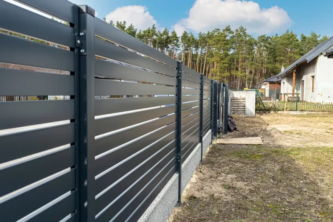 Ile kosztuje ogrodzenie działki? Poznaj zaskakujące ceny materiałów!