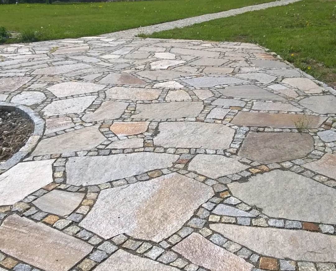 Ile kamienia na podjazd? Porady, koszty i najlepsze rodzaje kamienia