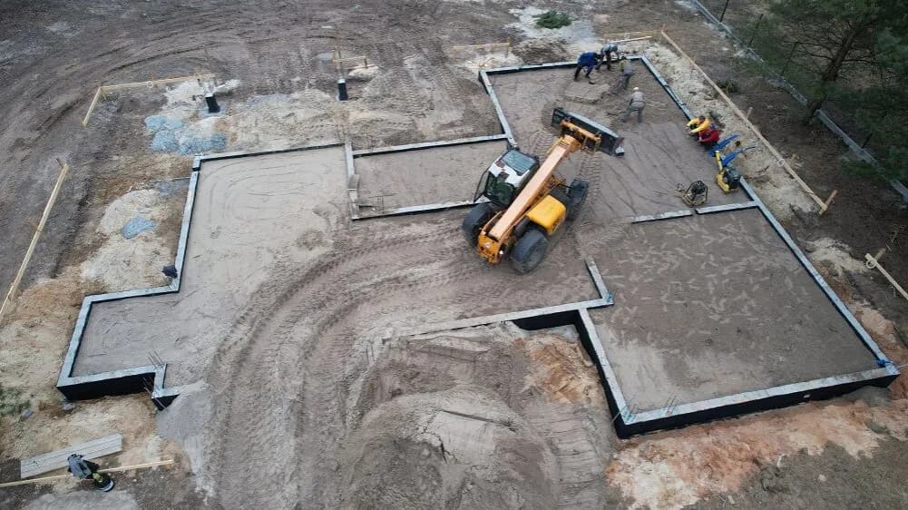 Jak prawidłowo zasypać fundamenty wewnątrz? Najlepsze metody i materiały