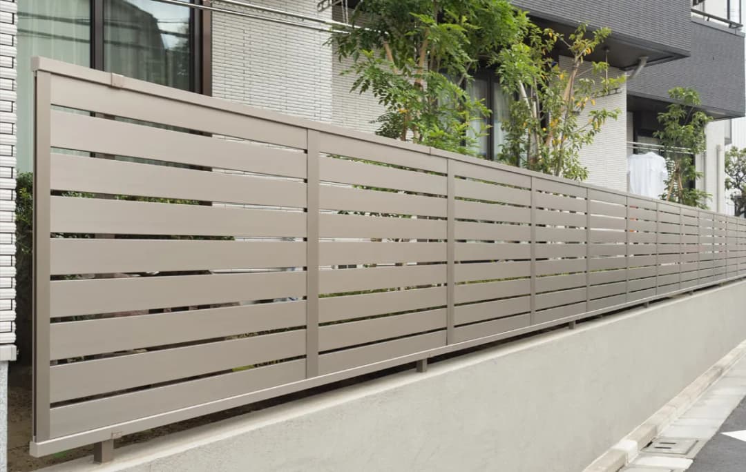 Jak zrobić ogrodzenie z deski kompozytowej, aby było piękne i trwałe