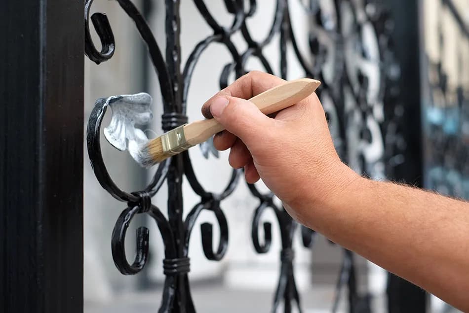 Jak liczyć malowanie ogrodzenia i uniknąć kosztownych błędów