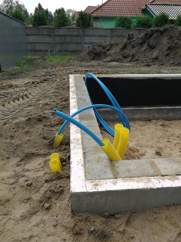 Jakie przepusty w fundamencie wybrać, aby uniknąć błędów i kosztownych napraw