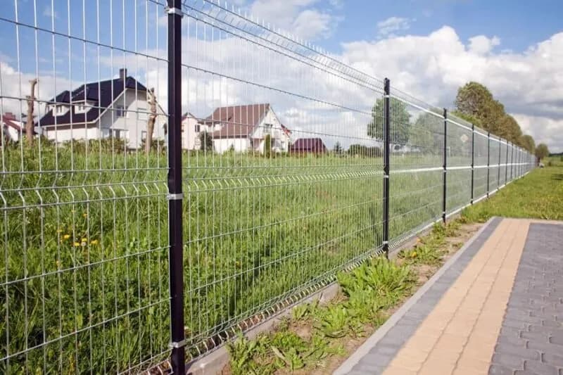 Jakiej wysokości ogrodzenie wybrać, by uniknąć problemów z sąsiadami?