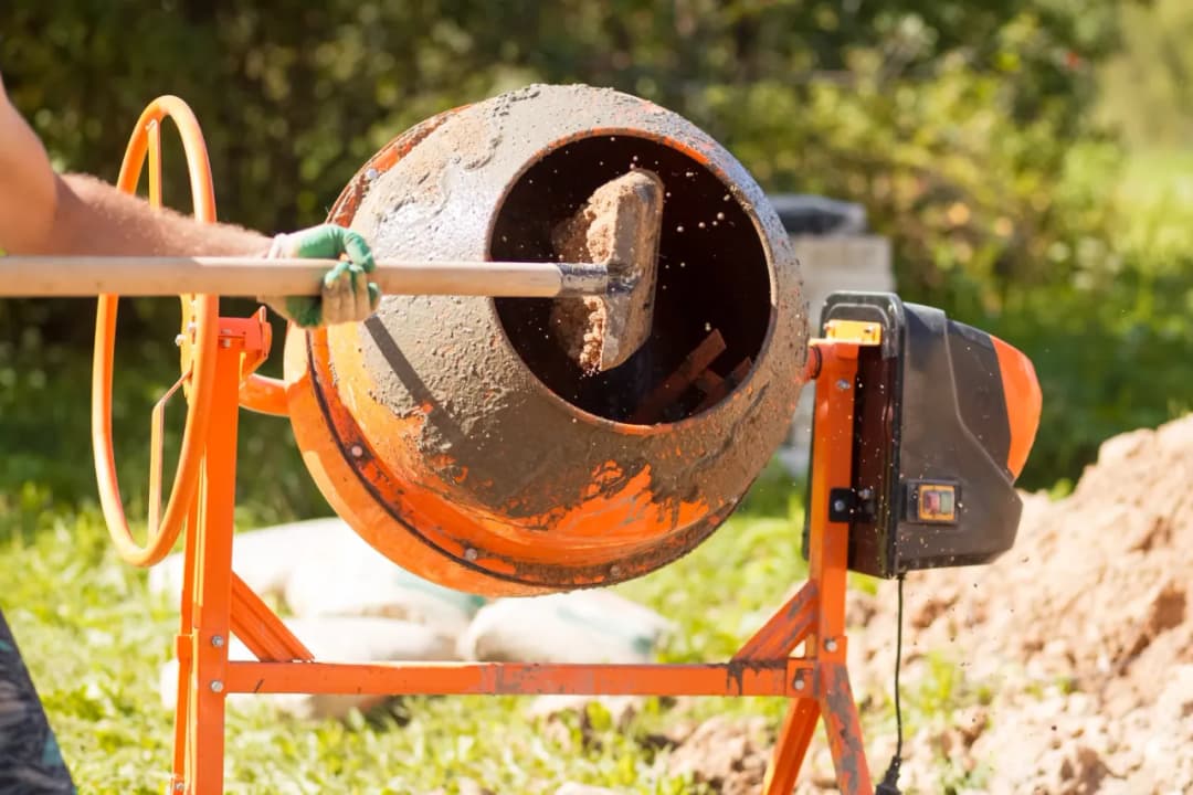 Ile cementu potrzebujesz do betoniarki 120l? Oto proste obliczenia