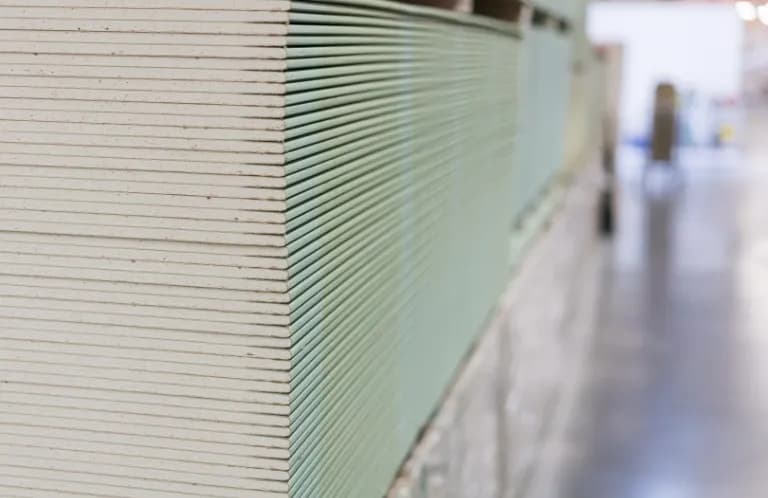 Płyta OSB czy karton gips - poznaj kluczowe różnice i właściwości obu płyt