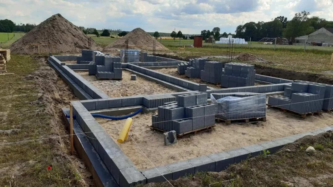 Ile naprawdę kosztuje wylanie fundamentu? Sprawdź, jak uniknąć wysokich kosztów!