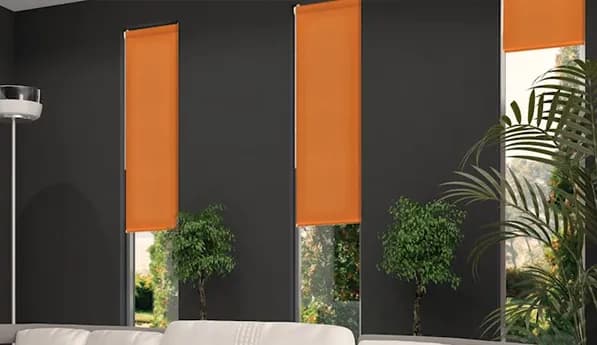 Jakie rolety do sypialni wybrać, by zapewnić komfort i prywatność?