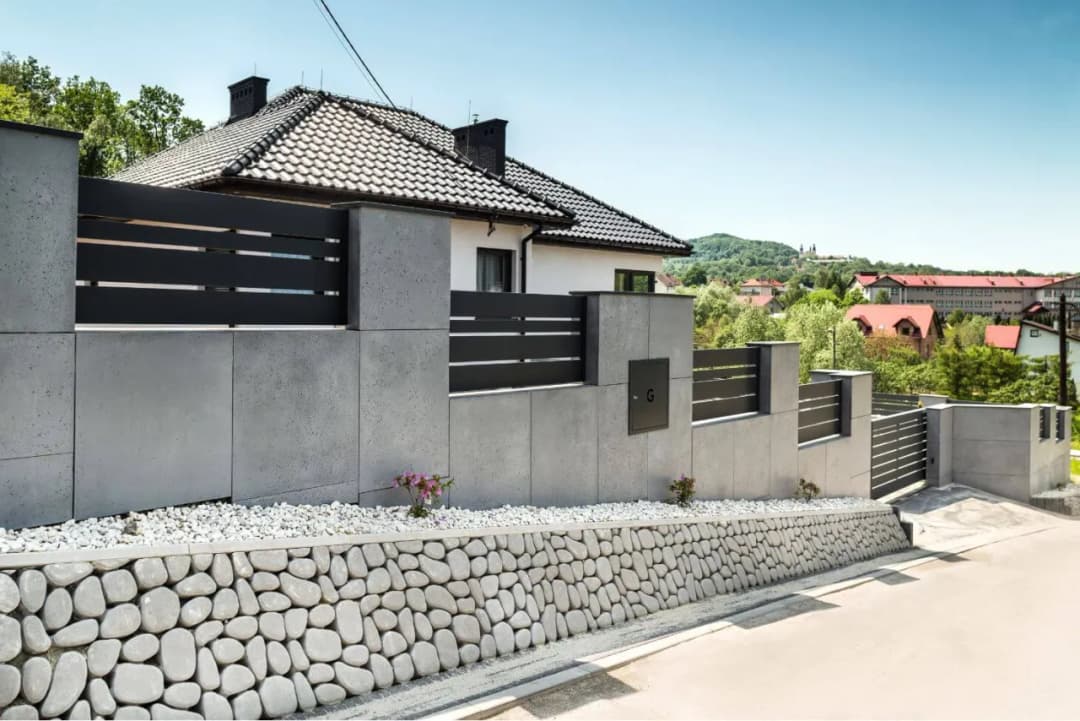Jak zrobić ogrodzenie z betonu architektonicznego, by trwało latami