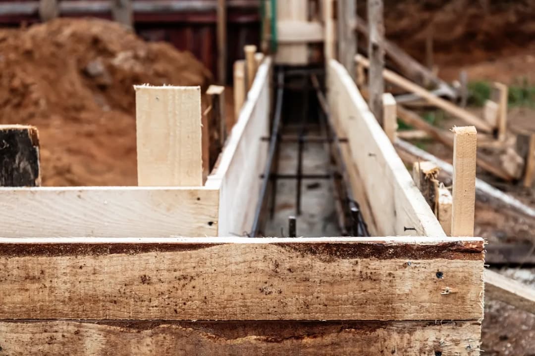 Jak zrobić fundament pod ogrodzenie, by zapewnić jego trwałość i stabilność