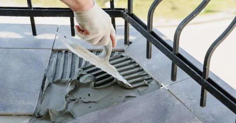 Jak położyć płytki na tarasie bez błędów - krok po kroku do sukcesu