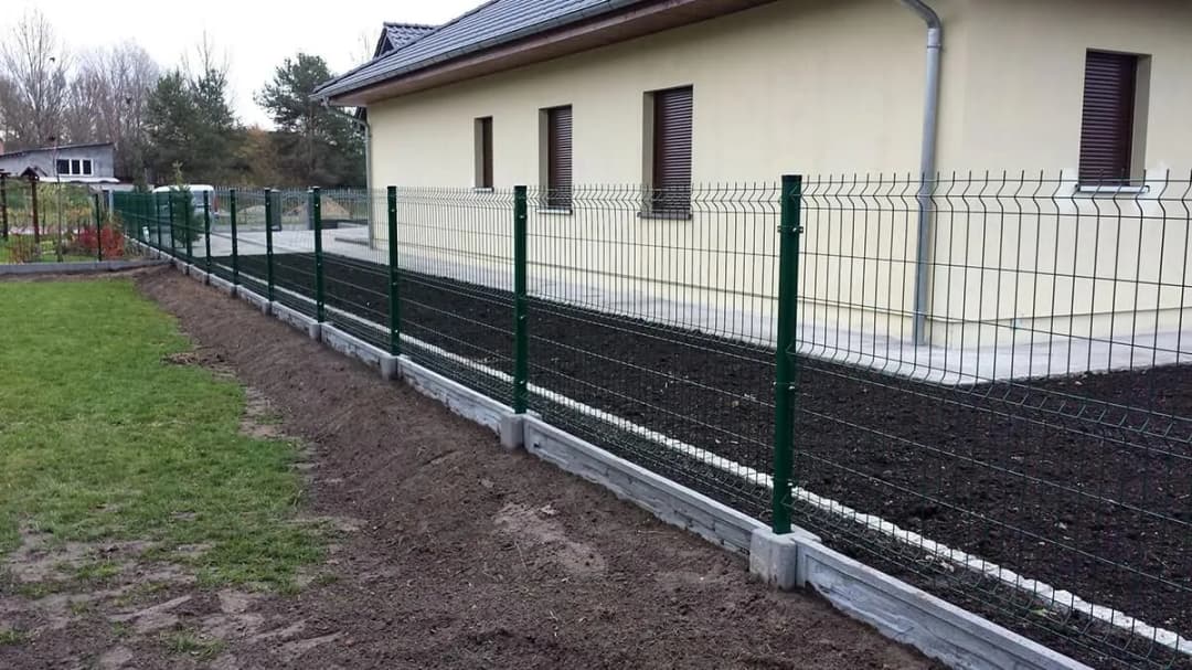 Ile kosztuje montaż ogrodzenia panelowego i co wpływa na finalną cenę?